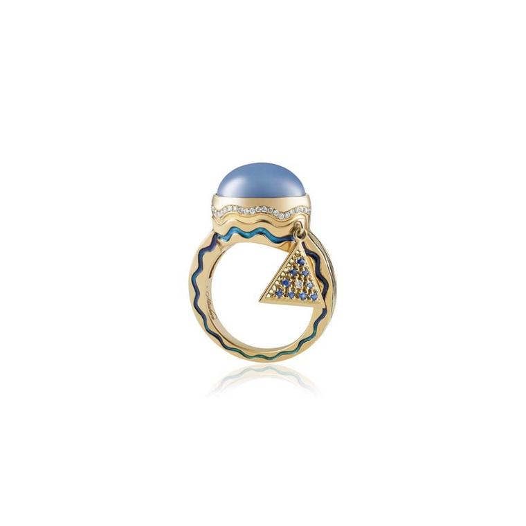 Misahara's Talasi Deux ring in yellow gold, set with a blue star sapphire oval cabochon and adorned with a dangling Misahara triangular-shaped charm.